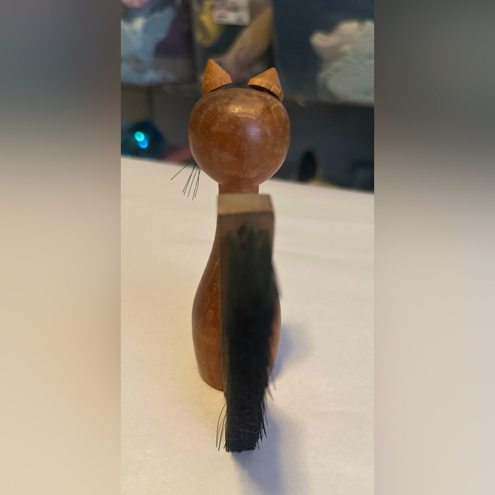 1960s CAT SHAPED BRUSH Vintage Clothing
Lint Brush wood. - Picture 3 of 4
